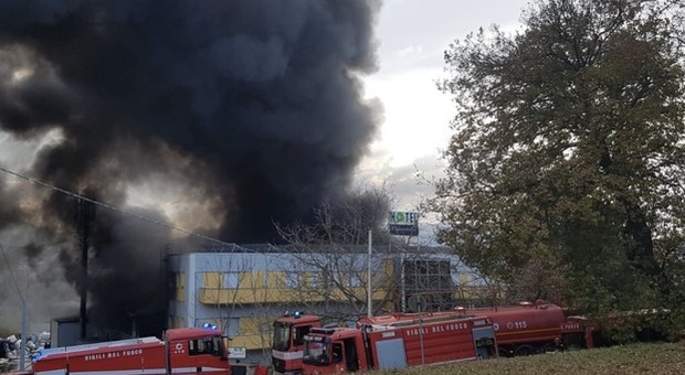 Incendio devasta fabbrica di plastiche: allarme per l'alta nube nera. Il sindaco: «Chiudete le finestre»