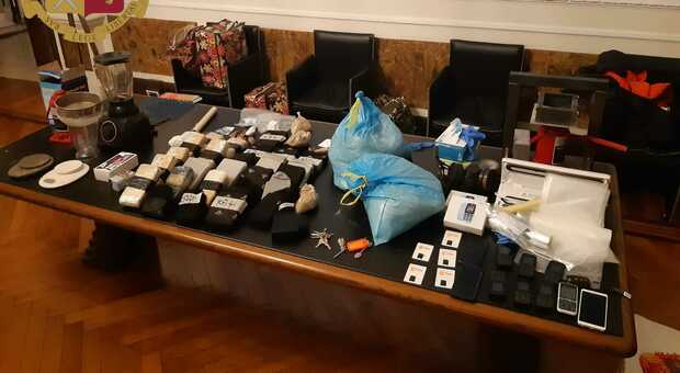 Raffineria di droga in casa con oltre 30 chili di eroina, 23enne albanese in manette