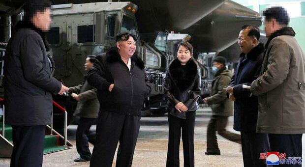 Kim, si rivede la figlia Ju-ae nella fabbrica di lanciamissili: è lei «l'erede al trono» in Corea del Nord