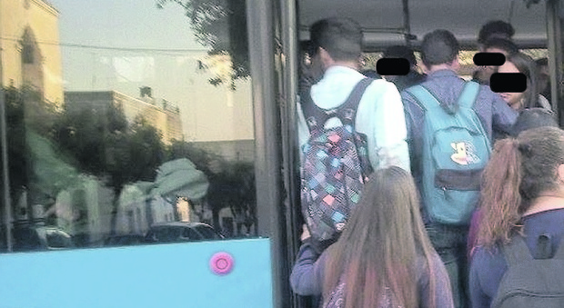 Passa il bus ma è troppo pieno: così gli studenti restano a piedi
