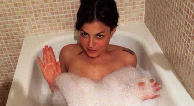 Sara Tommasi, bagno hot in vasca: "Io come Marylin... buona giornata"