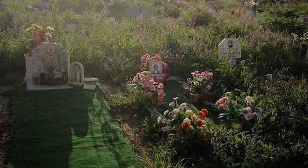 Degrado al cimitero di Battipaglia: tombe abbandonate tra l'erbaccia