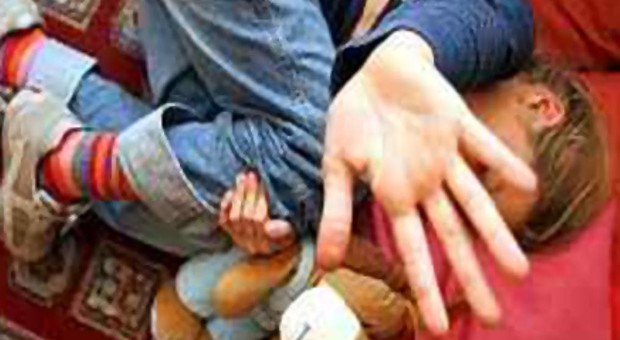 Arrestato autista di uno scuolabus nel Pisano: abusava di un bimbo di 9 anni