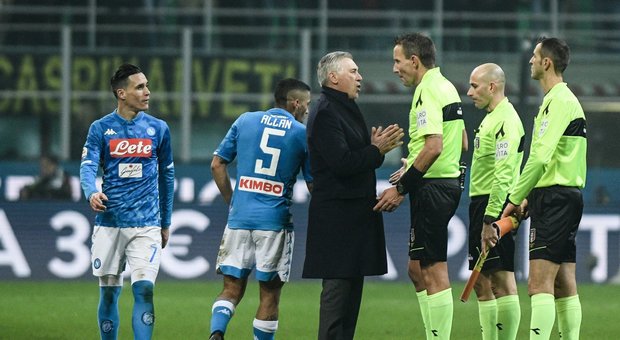 Inter-Napoli, cori razzisti a Koulibaly, Ancelotti non ci sta: «Chiesta 3 tre volte la sospensione, la prossima volta ci fermiamo»