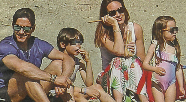 Pier Silvio Berlusconi e Silvia Toffanin al mare con i figli (Nuovo)
