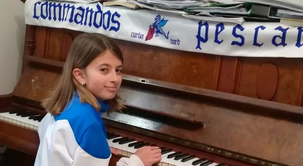 La baby calciatrice suona al piano "Che bello è", l'inno del Pescara Calcio: il video diventa "virale" sul web