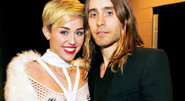 Miley Cyrus, testa a posto dopo gli scandali: ​"È innamorata di Jared Leto"