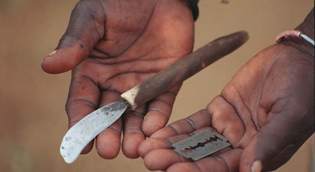 I terribili strumenti utilizzati in molti paesi per le mutilazioni genitali femminili