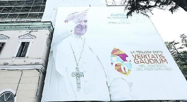 Un maxi pannello per salutare il ritorno di Papa Francesco a Napoli