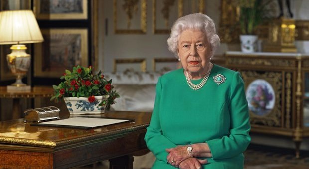 Gran Bretagna, la regina Elisabetta compie 94 anni, i primi auguri virtuali sono di Carlo e Camilla