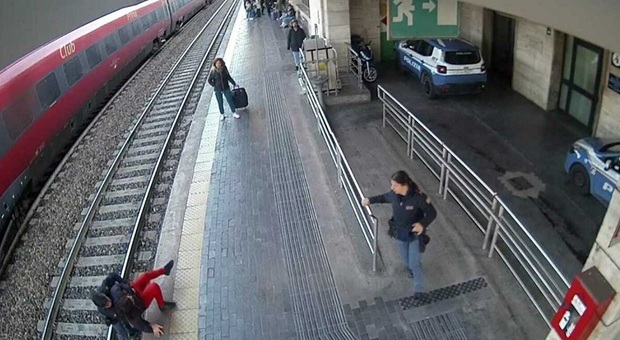Ragazza di 26 anni sui binari della stazione, salvata da due agenti di polizia: stava per buttarsi sotto al treno