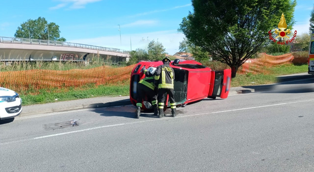 Auto si ribalta su un fianco a Senigallia dopo lo scontro: conducente ferito