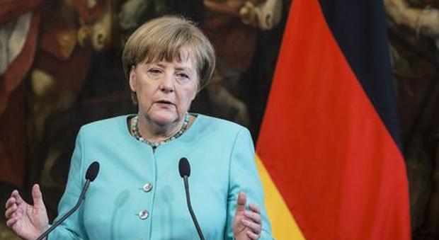 Merkel fa autocritica: «Migranti tema cruciale, Italia lasciata sola»