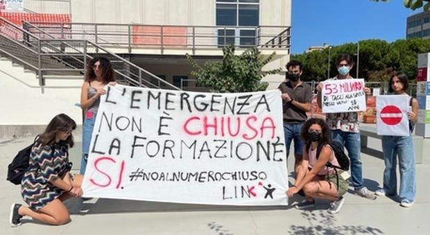 Test di Medicina, la protesta degli studenti di Bari: «No al numero chiuso»