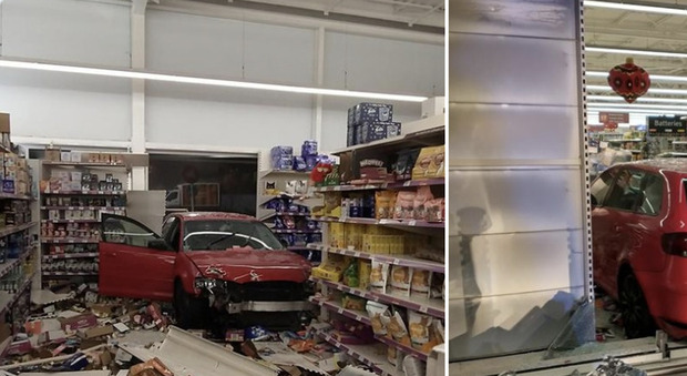 In Inghilterra immagini choc: un'auto si è schiantata contro la vetrata di un supermercato