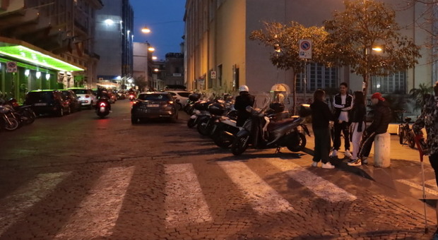 Napoli, baby gang in azione: due 15enni aggrediti davanti all’Umberto