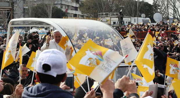 Papa Francesco a Scampia: la corruzione puzza, il cristiano corrotto puzza