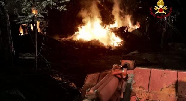 Fabriano, allarme nella notte: le fiamme avvolgono 200 quintali di legname