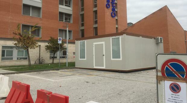 Il container allestito nel parcheggio dietro al Pronto soccorso dell’ospedale Carlo Urbani