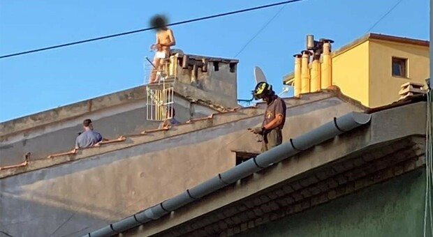 Nudo sul tetto minaccia di buttarsi: paura in via Dalmazia. Sul posto vigili del fuoco, carabinieri e 118