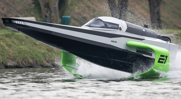 la RaceBird, l’avveniristica barca che dal 2023 verrà utilizzata per l’E1 World Electric Powerboat Series (una sorta di Formula E del mare)
