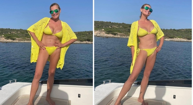 Simona Ventura in bikini a 58 anni, i social si dividono: «Non puoi alla tua età». Ma i fan notano un dettaglio