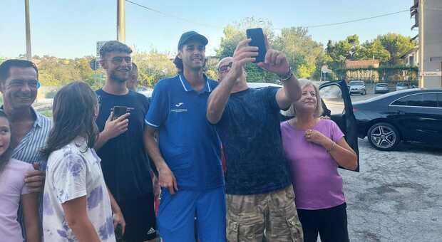 Feste e selfie per il rientro di Gimboro: Tamberi è tornato a casa accolto da tifosi e vicini