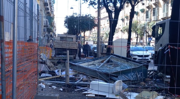Napoli, rimossa l’edicola “discarica” a via Santa Teresa