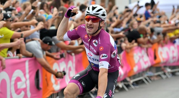 Giro d’Italia, fantastico Viviani conquista la tappa di Eliat e concede il bis