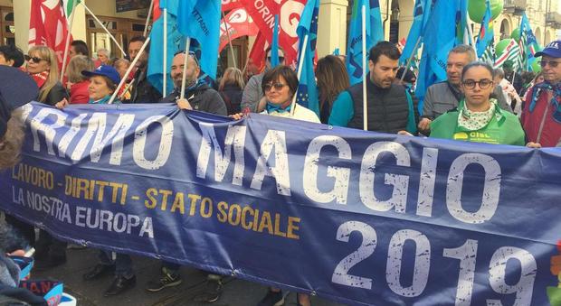 Primo Maggio, tensione a Torino: polizia carica a manganellate gruppo No Tav