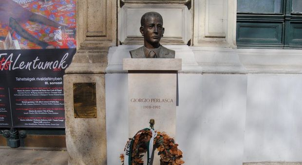 «No al fascismo di Orban e Salvini»: omaggio alla statua di Perlasca a Budapest
