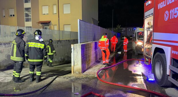 Copertino, attentato incendiario tra i botti di Capodanno: a fuoco un negozio, indagano i carabinieri