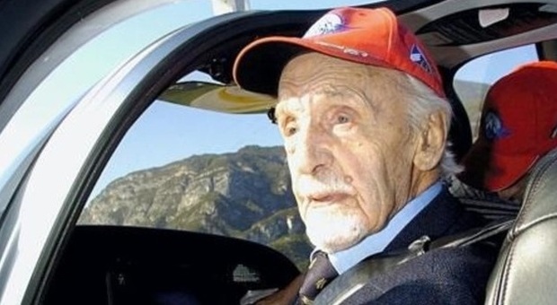 Francesco, il più anziano pilota del mondo: a 101 anni vola ancora. "Brevetto rinnovato"