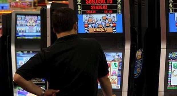 Assenteismo: sospesi i medici che giocavano alle slot machine
