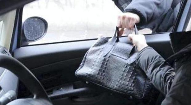 Altra donna derubata della borsa mentre guida: scoppia la psicosi