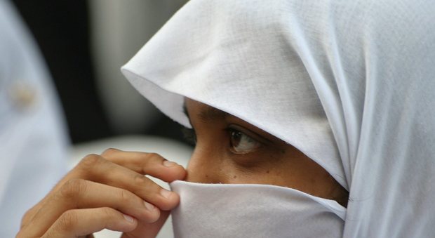 La famiglia le impone il velo islamico, lei rifiuta di andare a scuola