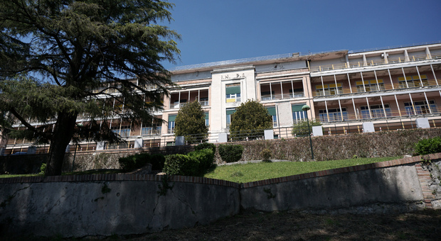 Detenuto piantonato in ospedale a Salerno aggredisce tre poliziotti penitenziari