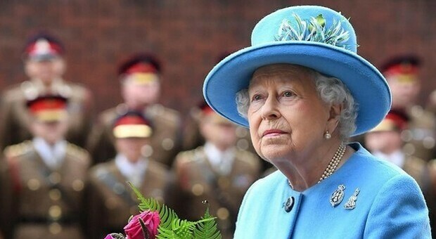 Regina Elisabetta, Oxford cancella il suo ritratto: è colonialista. L’ira del ministro dell’Istruzione