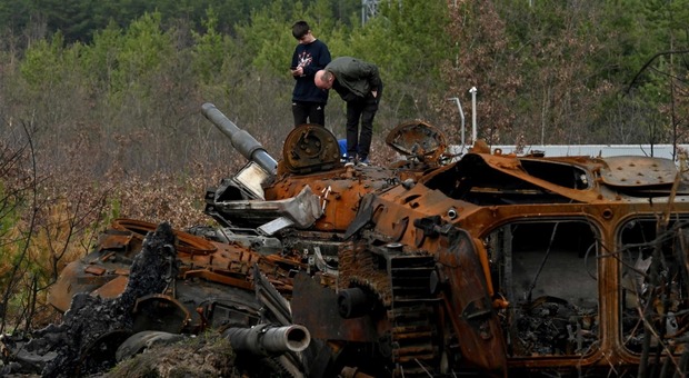 Ucraina, selfie con i carri armati russi abbandonati: la nuova moda nelle città liberate