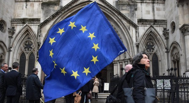 Brexit, Parlamento europeo boccia proposta di Londra su cittadini Ue: «Pronti a veto»