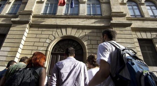 Roma, sms hot al liceo Tasso: professore sospeso per tutto l'anno