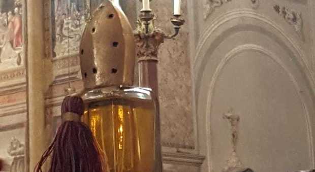 Profumo di San Gennaro esposto al Duomo, alcuni fedeli infastiditi: «È un momento solenne, andate altrove»
