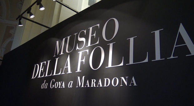 «Il Museo della Follia» arriva a Napoli: esposte le radiografie del piede di Maradona