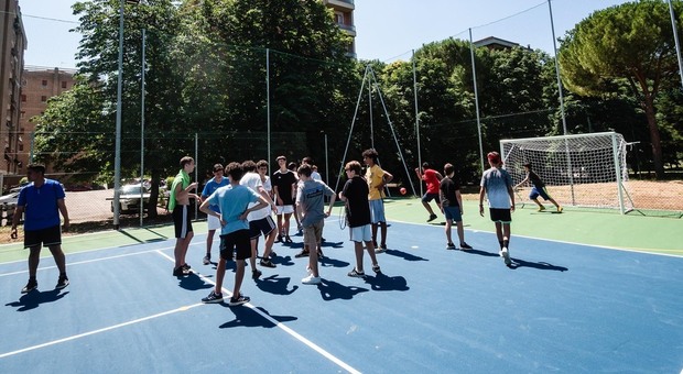 Covid a Sassari, giocano a calcetto nel campo della scuola: multa da 400 ciascuno per 7 ragazzini