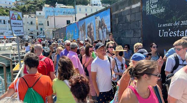 Folla nel porto di Capri