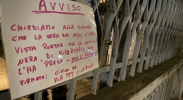 Il cartello affisso in via Cicerone a Frosinone