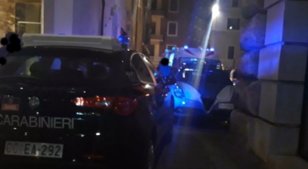 Foligno, violenta rissa a colpi di bottiglia in centro tra stranieri: c'è un ferito. Sul posto carabinieri, polizia e 118
