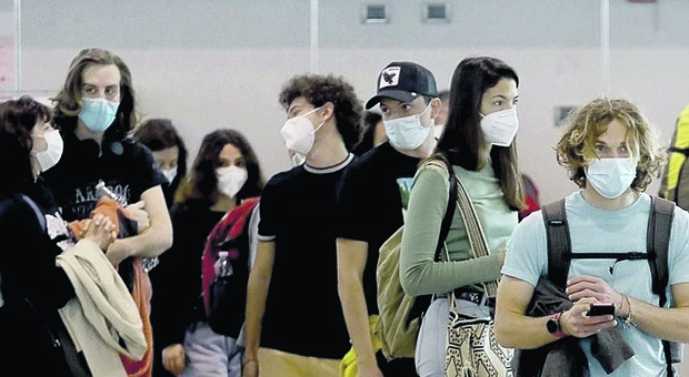 Passeggeri in aeroporto con la mascherina anti-Covid