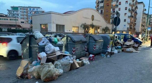 Napoli, degrado e discariche a cielo aperto a Fuorigrotta: «Combattiamo l'inciviltà»
