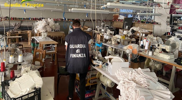 Montecchio Maggiore, scoperti 4 clandestini in un laboratorio tessile cinese: attività sospesa e maxi-sanzione da 54.000 euro